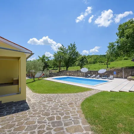 Holiday home Amazing In With Kitchen Potpican